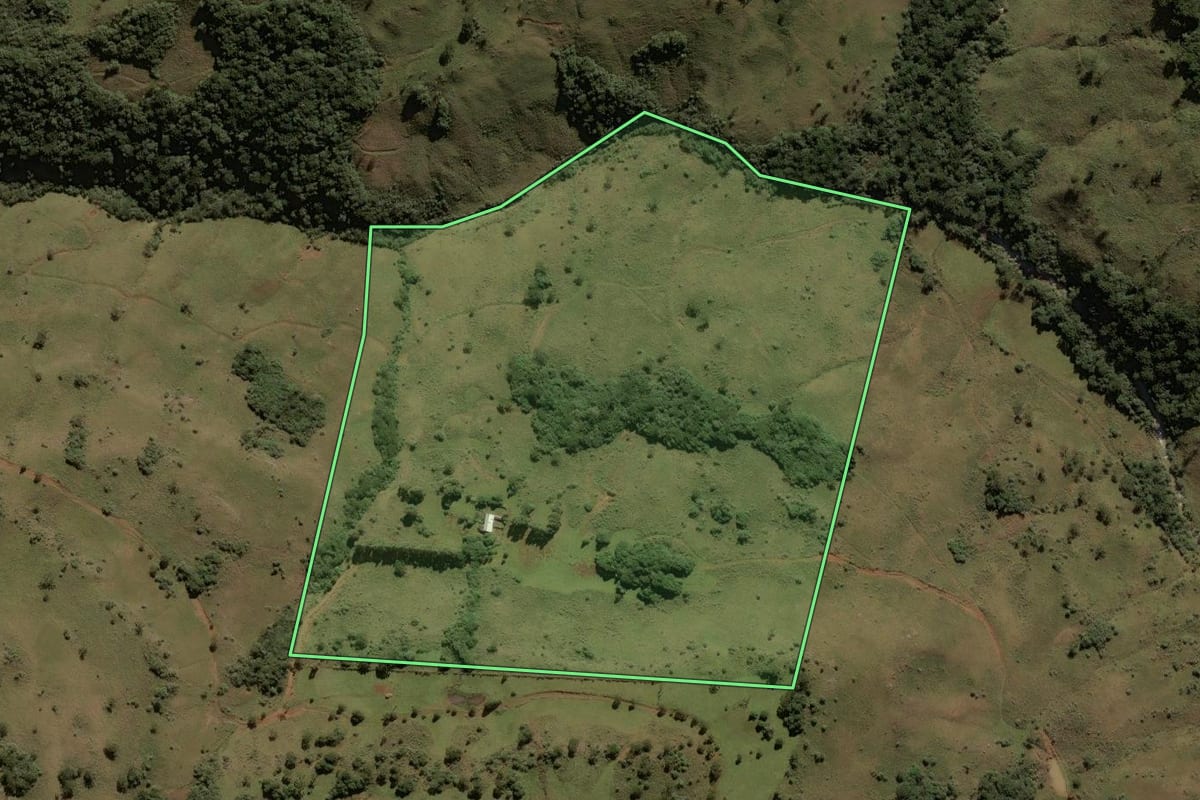 Imagem de satélite do imóvel rural em Lages (SC), com o contorno declarado no CAR desenhado por cima.