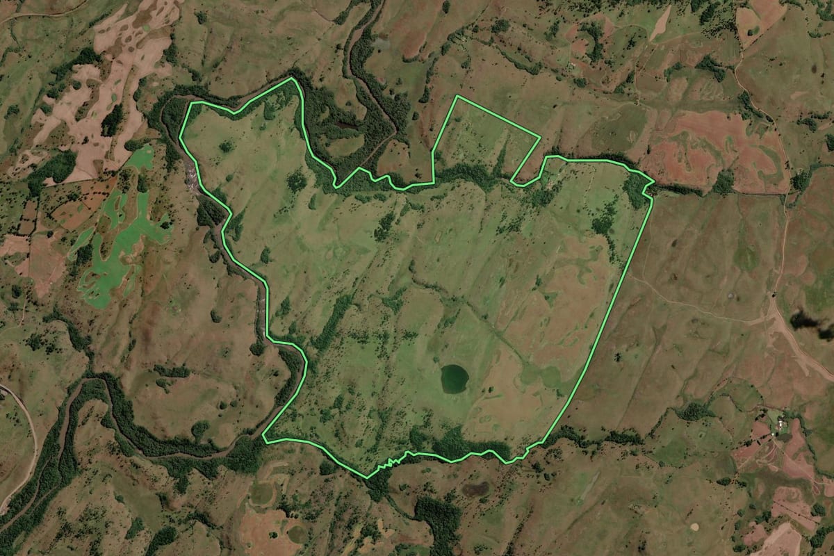Imagem de satélite do imóvel rural em Lages (SC), com o contorno declarado no CAR desenhado por cima.