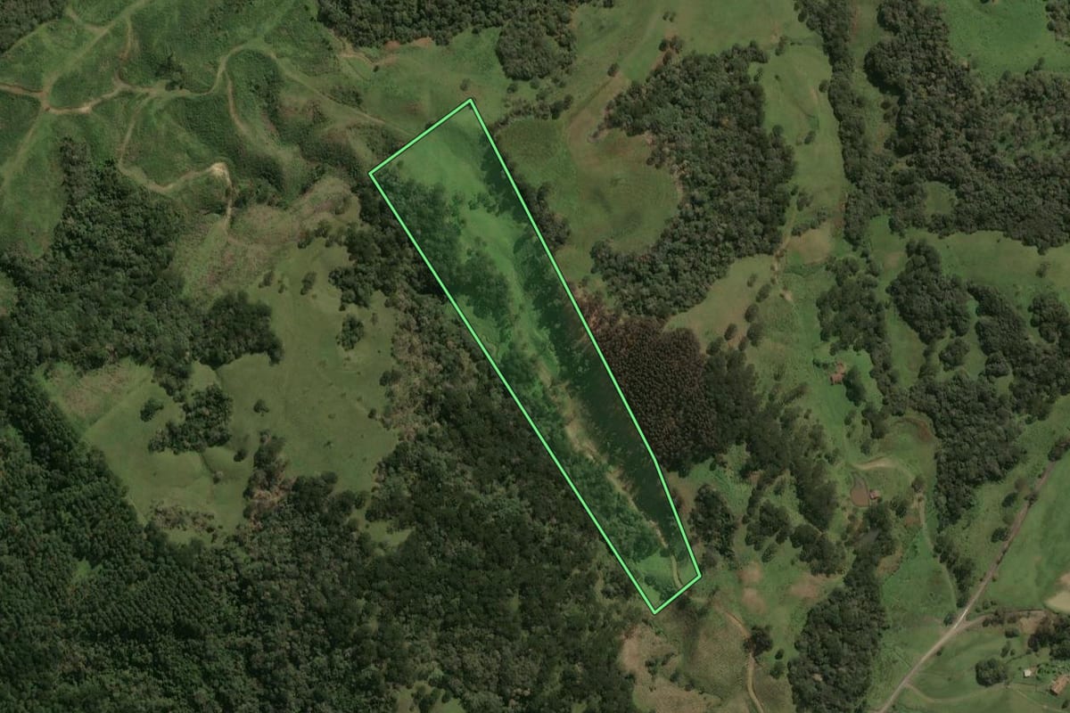 Imagem de satélite do imóvel rural em Lages (SC), com o contorno declarado no CAR desenhado por cima.