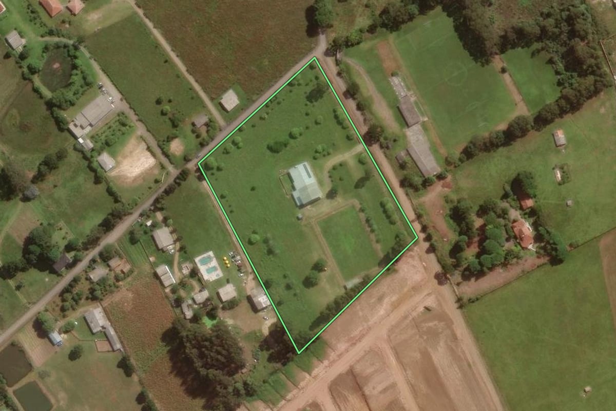Imagem de satélite do imóvel rural em Lages (SC), com o contorno declarado no CAR desenhado por cima.