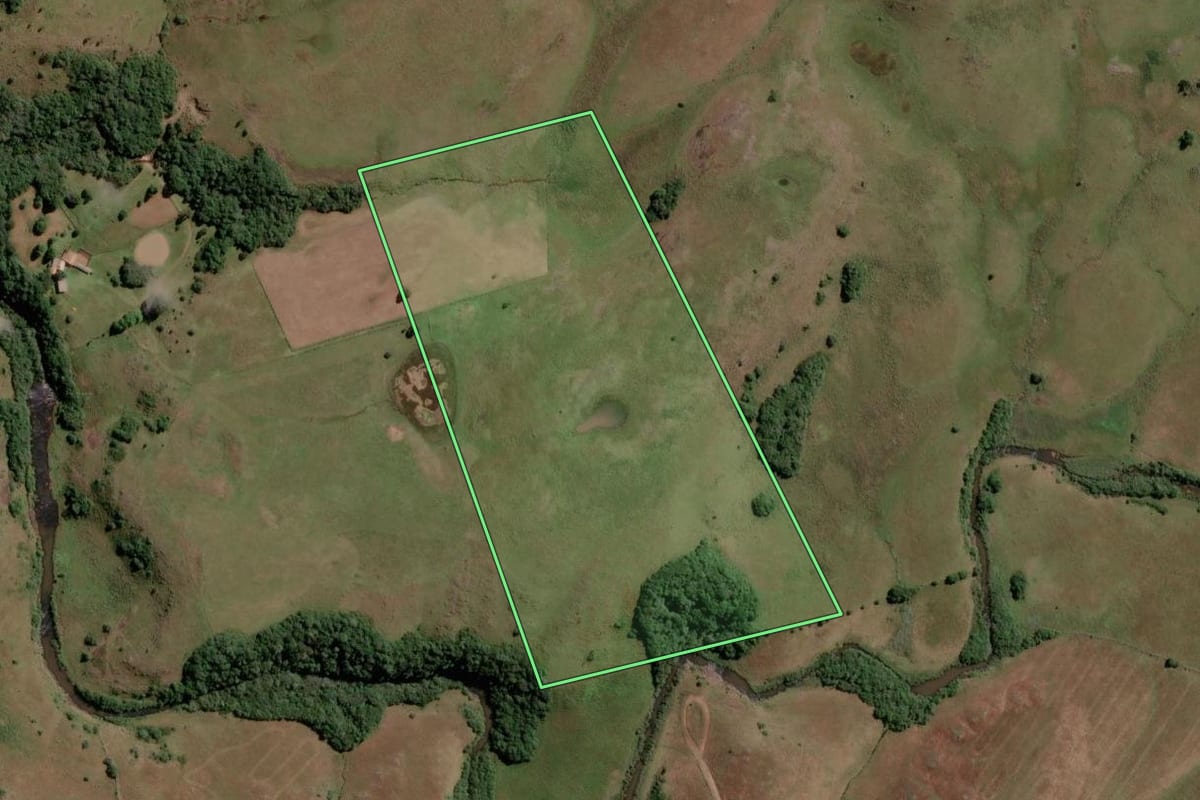 Imagem de satélite do imóvel rural em Lages (SC), com o contorno declarado no CAR desenhado por cima.