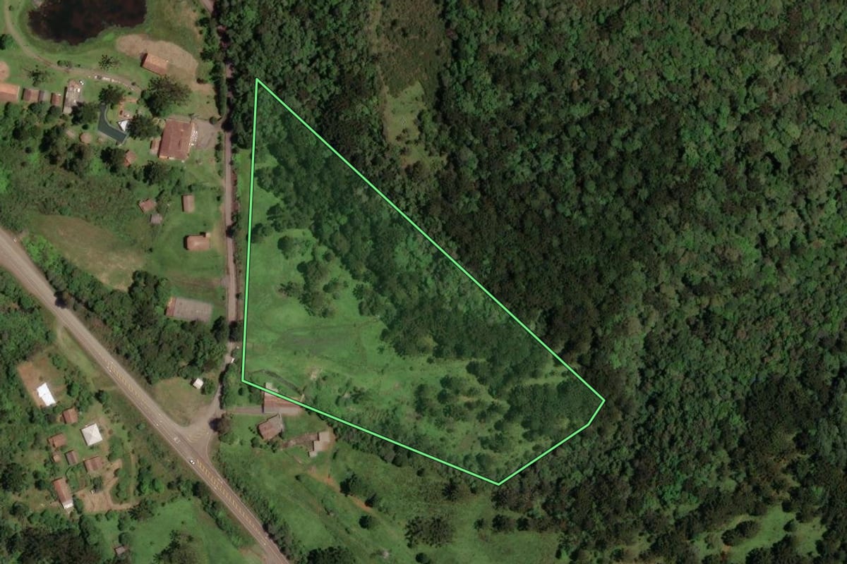 Imagem de satélite do imóvel rural em Lages (SC), com o contorno declarado no CAR desenhado por cima.