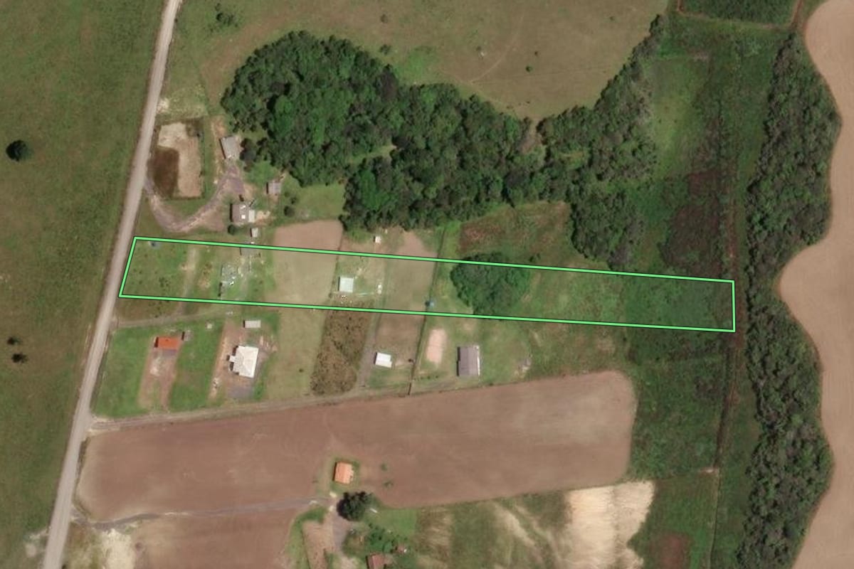 Imagem de satélite do imóvel rural em Lages (SC), com o contorno declarado no CAR desenhado por cima.
