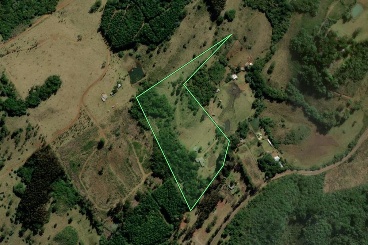 Imagem de satélite do imóvel rural em Lages (SC), com o contorno declarado no CAR desenhado por cima.