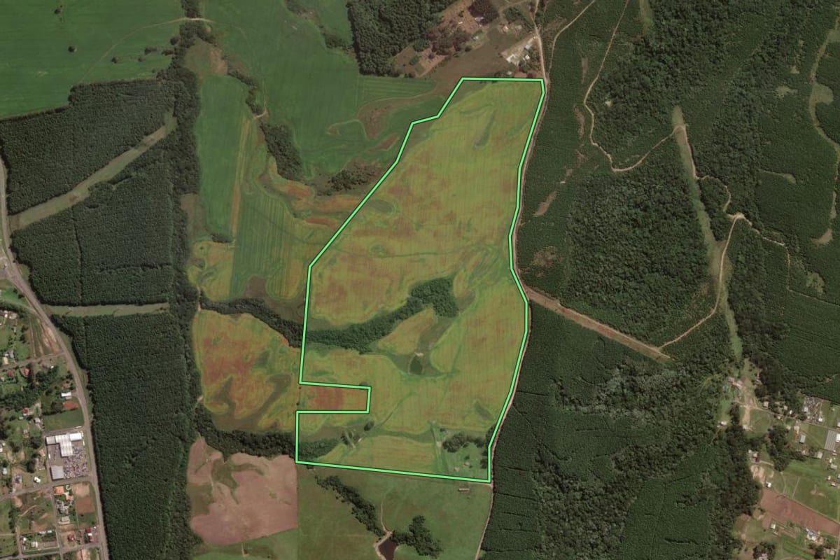 Imagem de satélite do imóvel rural em Lages (SC), com o contorno declarado no CAR desenhado por cima.