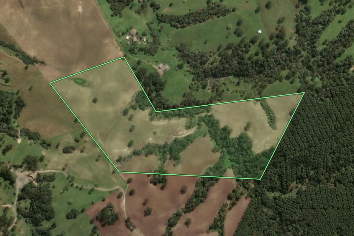 Imagem de satélite do imóvel rural em Lages (SC), com o contorno declarado no CAR desenhado por cima.
