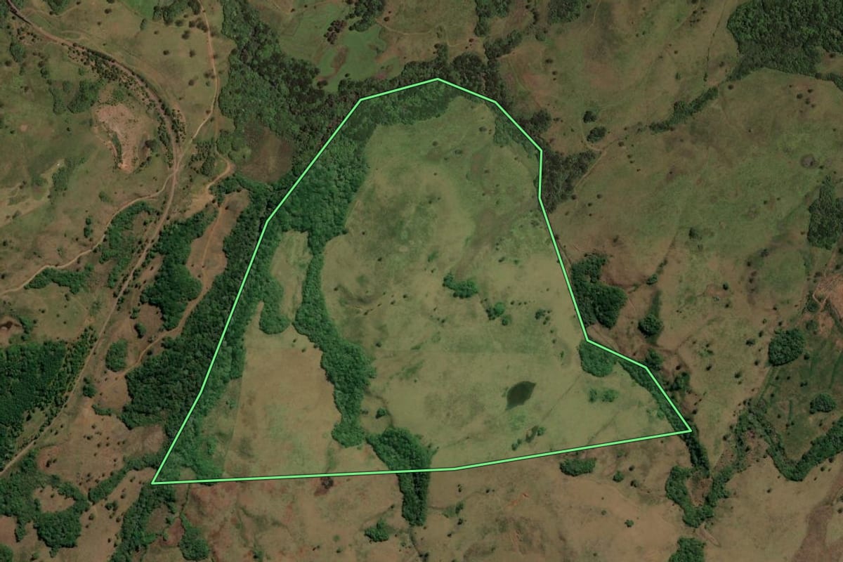 Imagem de satélite do imóvel rural em Lages (SC), com o contorno declarado no CAR desenhado por cima.