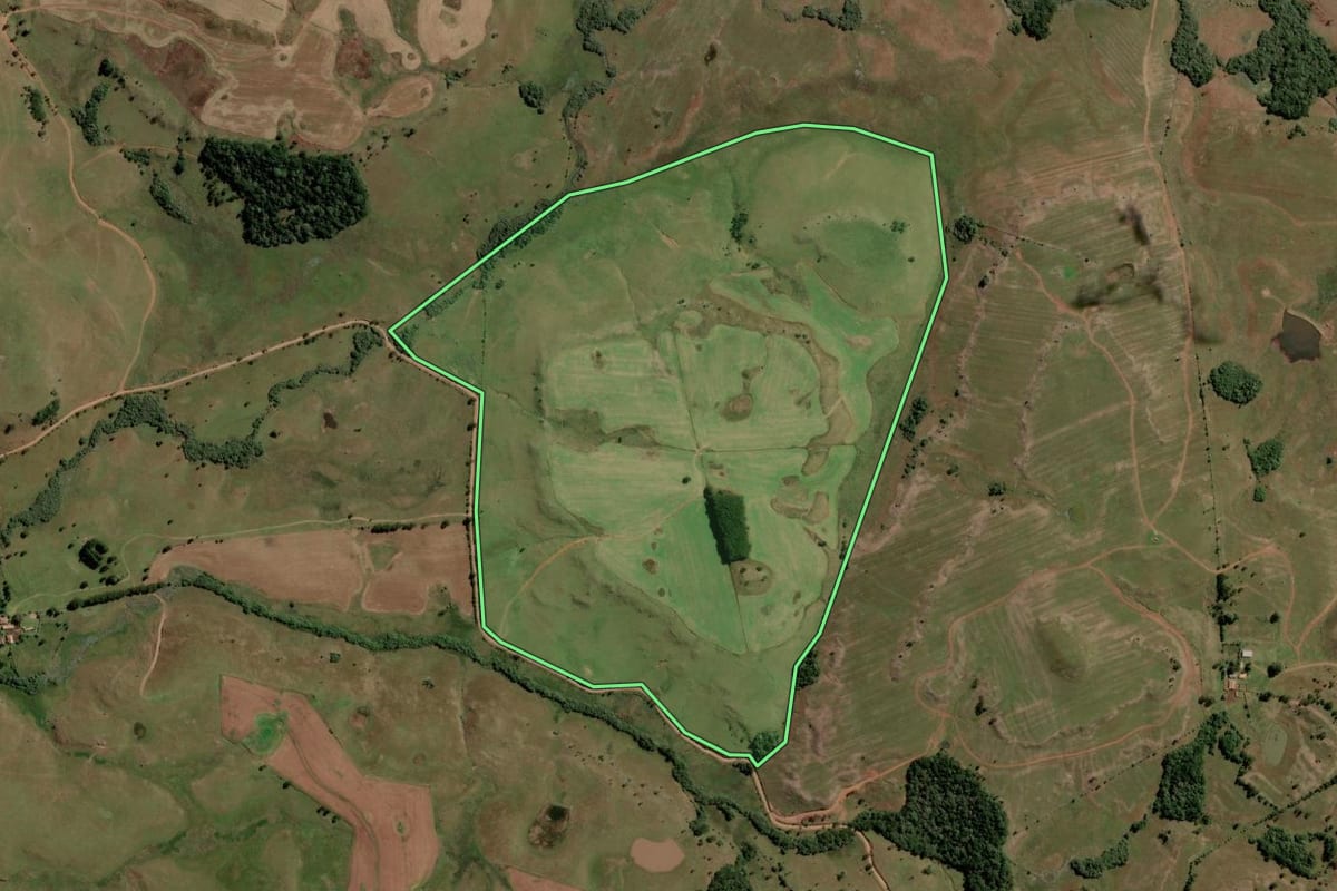 Imagem de satélite do imóvel rural em Lages (SC), com o contorno declarado no CAR desenhado por cima.