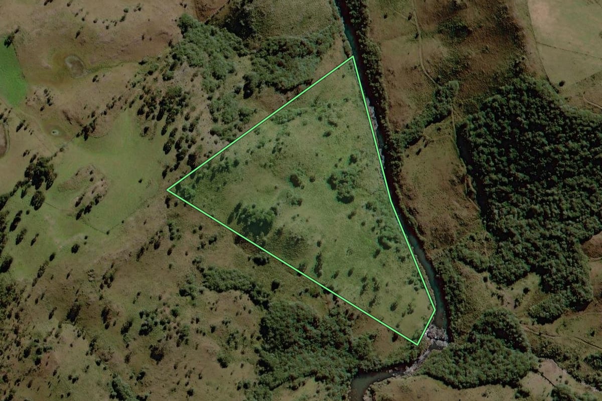 Imagem de satélite do imóvel rural em Lages (SC), com o contorno declarado no CAR desenhado por cima.