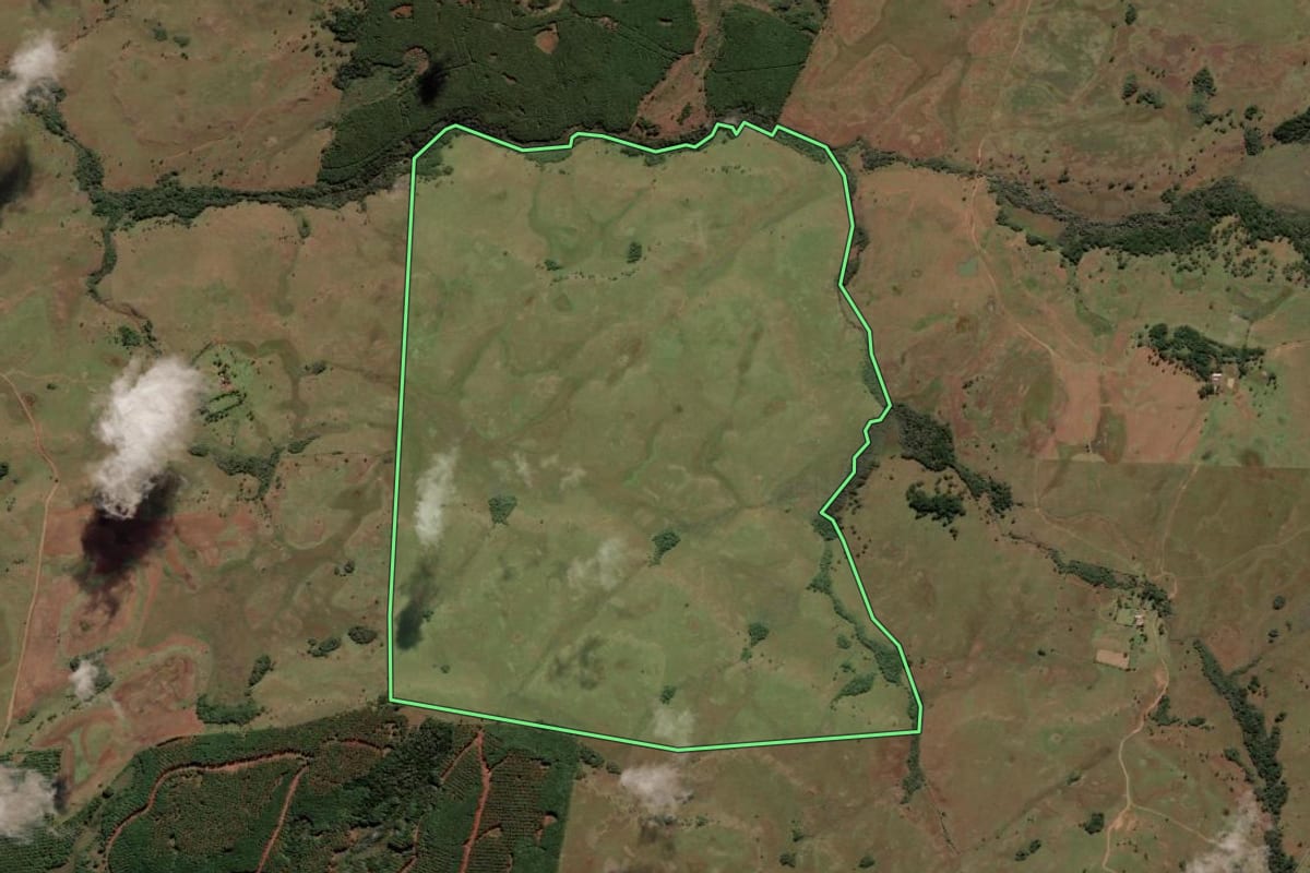 Imagem de satélite do imóvel rural em Lages (SC), com o contorno declarado no CAR desenhado por cima.