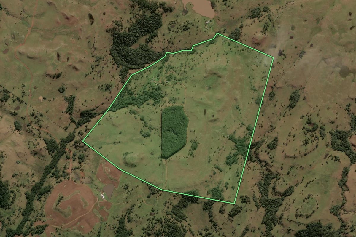 Imagem de satélite do imóvel rural em Lages (SC), com o contorno declarado no CAR desenhado por cima.