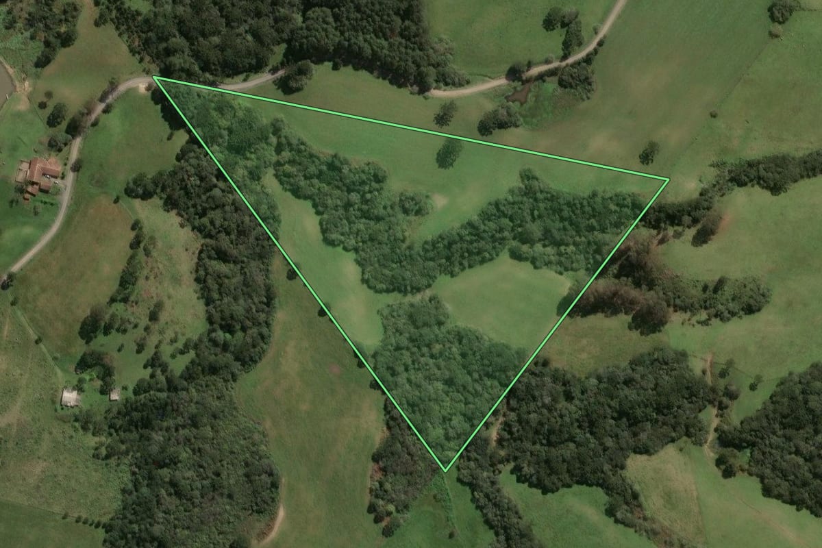 Imagem de satélite do imóvel rural em Lages (SC), com o contorno declarado no CAR desenhado por cima.
