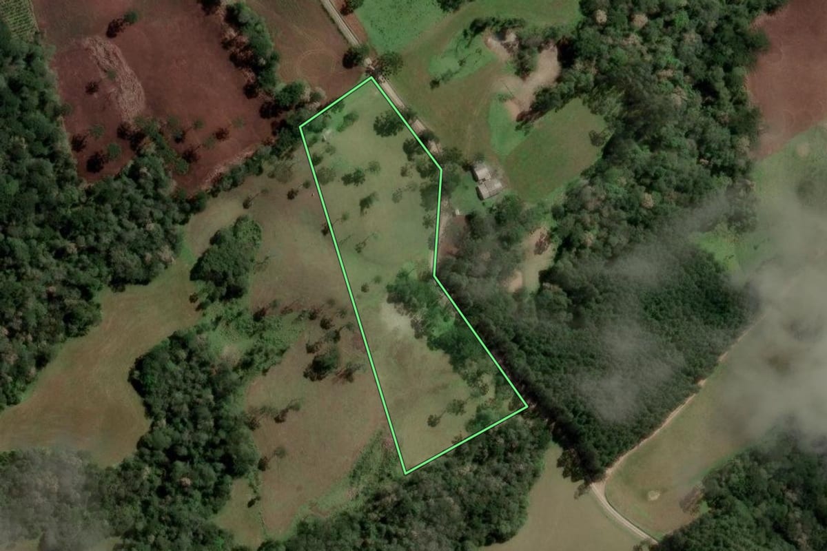Imagem de satélite do imóvel rural em Lages (SC), com o contorno declarado no CAR desenhado por cima.