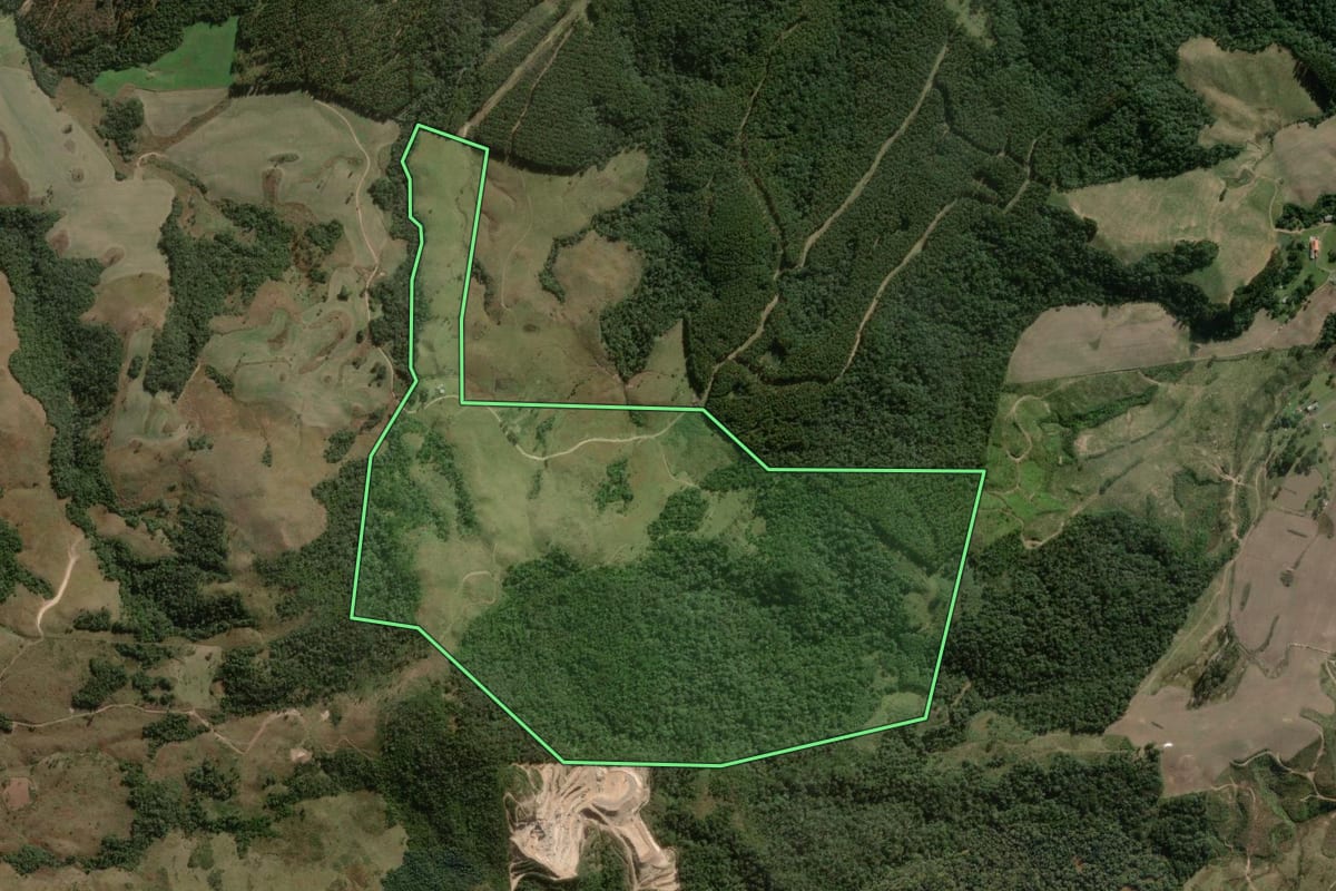 Imagem de satélite do imóvel rural em Lages (SC), com o contorno declarado no CAR desenhado por cima.