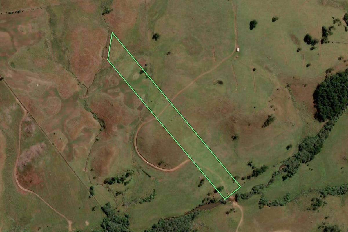 Imagem de satélite do imóvel rural em Lages (SC), com o contorno declarado no CAR desenhado por cima.