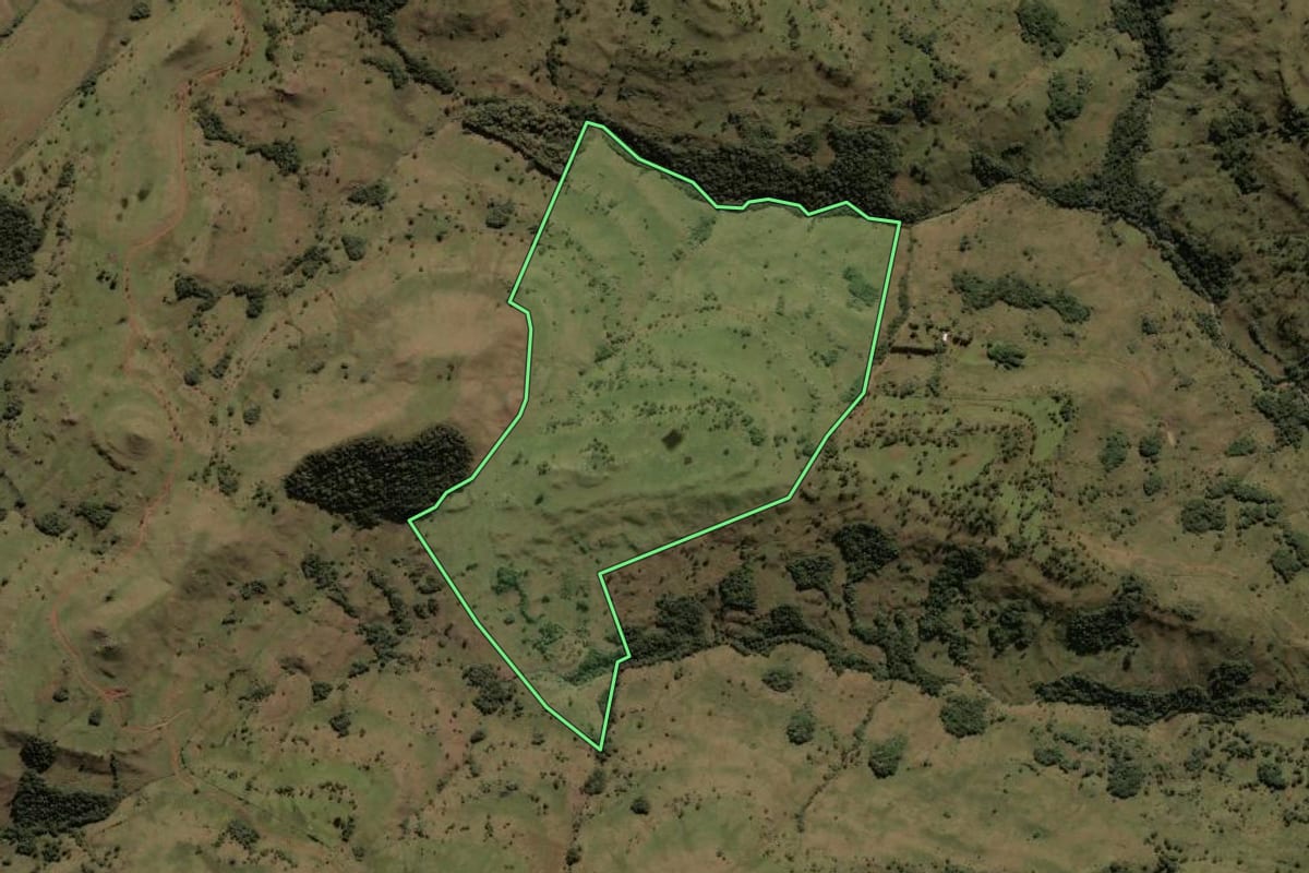 Imagem de satélite do imóvel rural em Lages (SC), com o contorno declarado no CAR desenhado por cima.