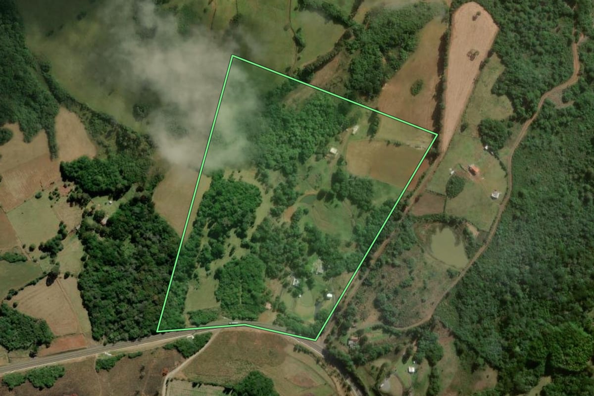 Imagem de satélite do imóvel rural em Lages (SC), com o contorno declarado no CAR desenhado por cima.