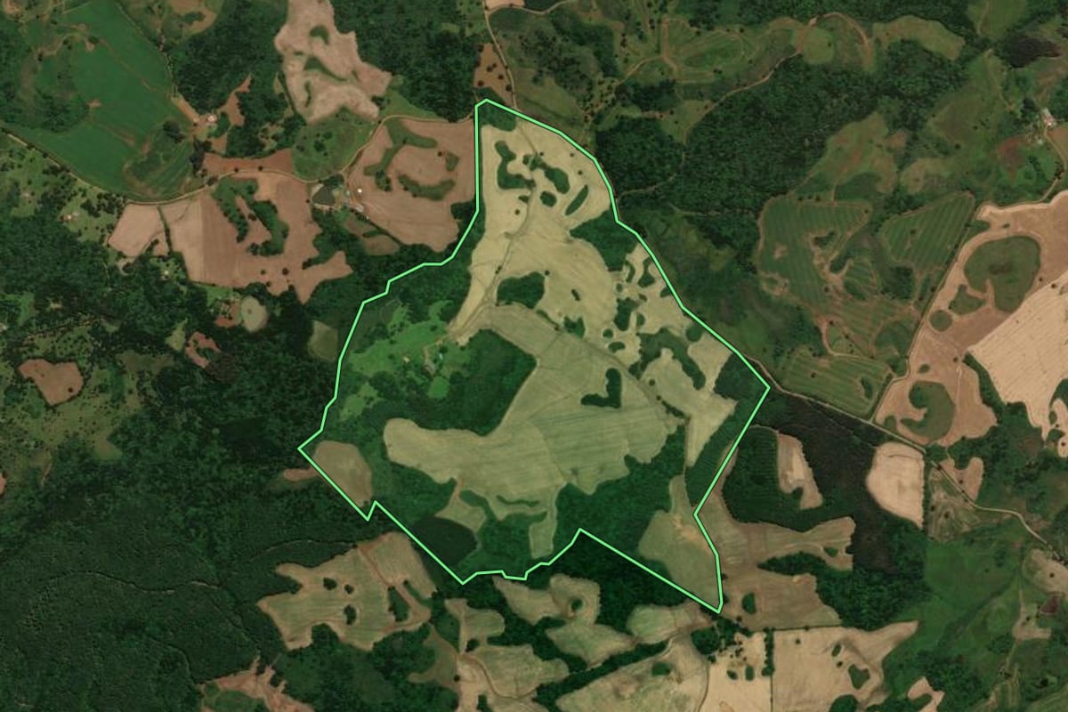 Imagem de satélite do imóvel rural em Lages (SC), com o contorno declarado no CAR desenhado por cima.