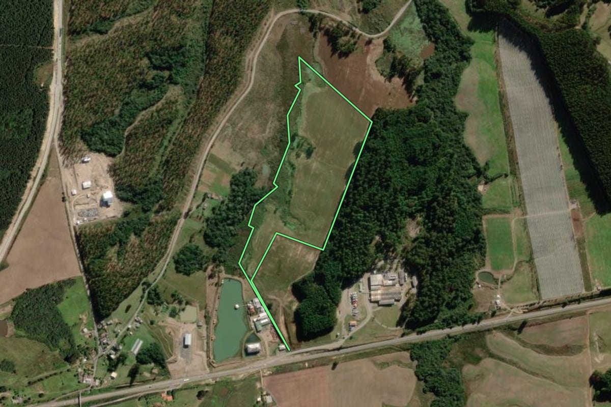 Imagem de satélite do imóvel rural em Lages (SC), com o contorno declarado no CAR desenhado por cima.
