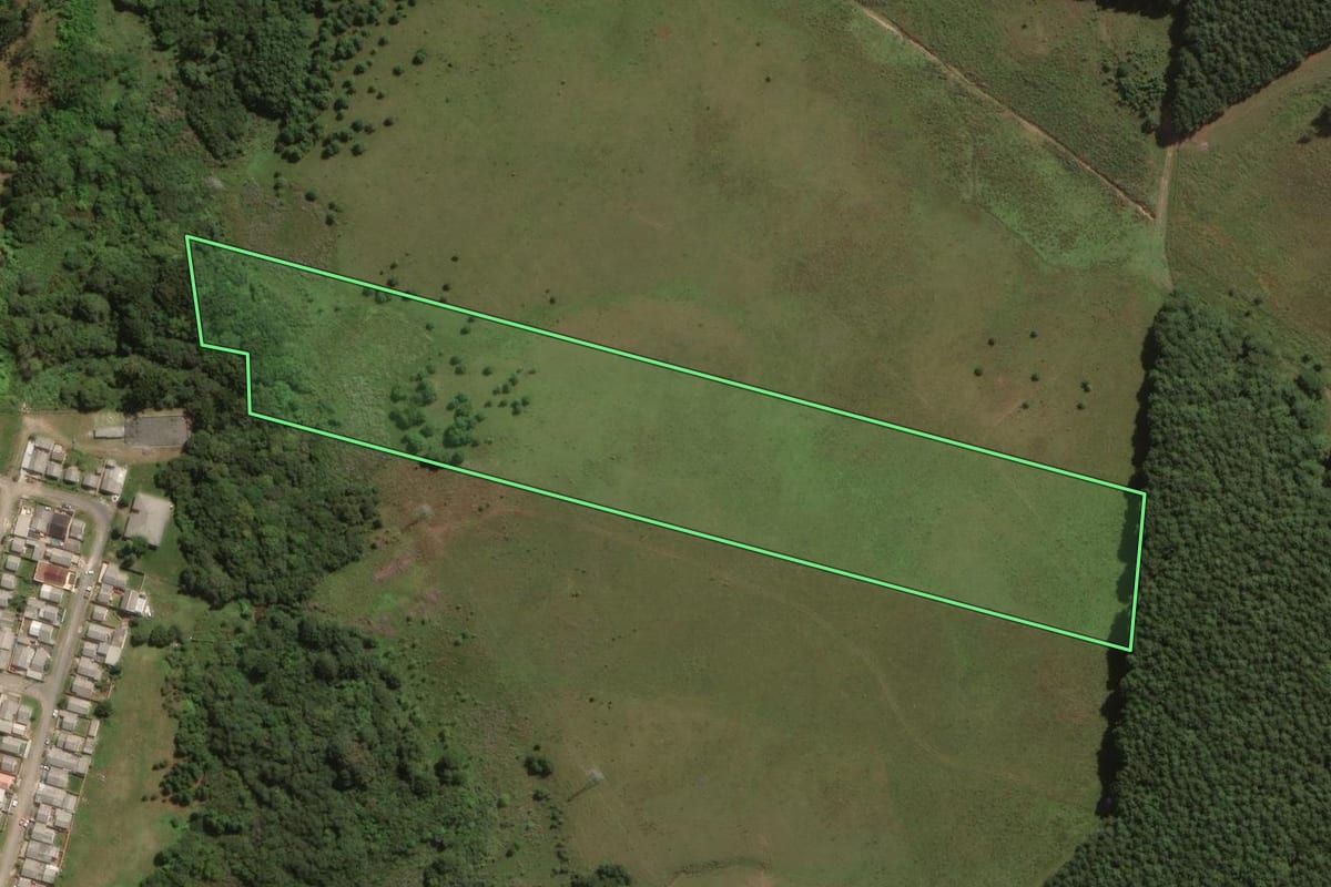 Imagem de satélite do imóvel rural em Lages (SC), com o contorno declarado no CAR desenhado por cima.