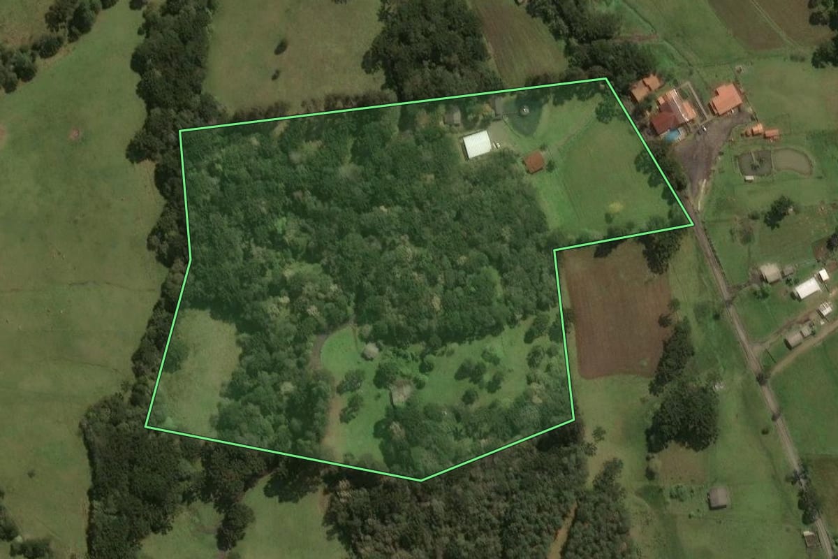 Imagem de satélite do imóvel rural em Lages (SC), com o contorno declarado no CAR desenhado por cima.