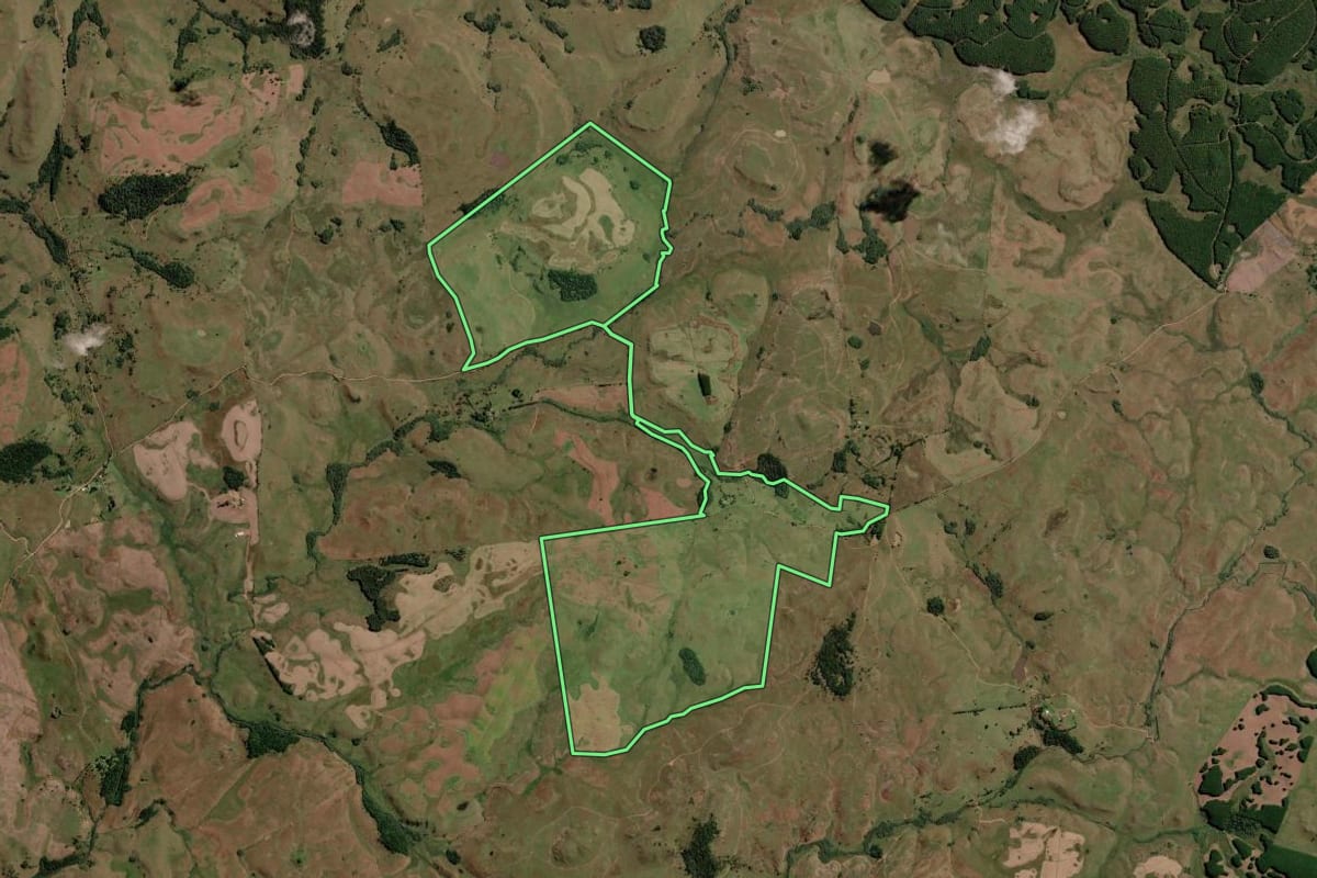 Imagem de satélite do imóvel rural em Lages (SC), com o contorno declarado no CAR desenhado por cima.