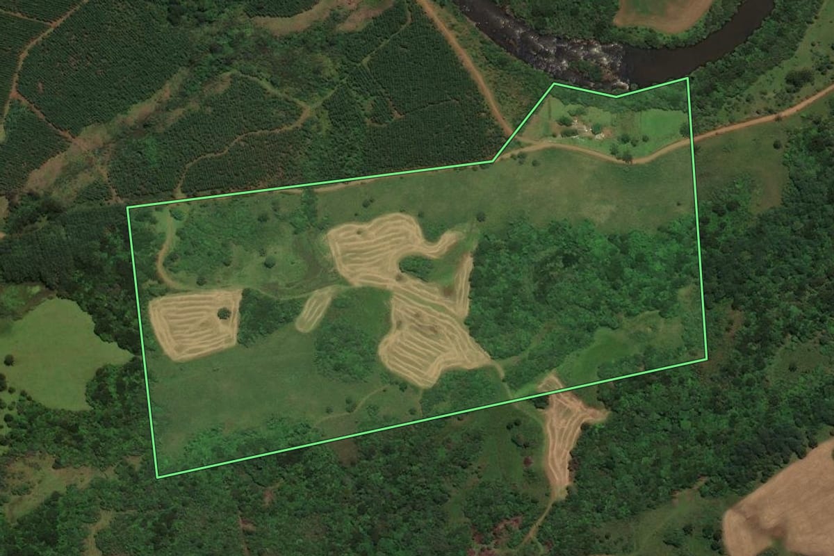 Imagem de satélite do imóvel rural em Lages (SC), com o contorno declarado no CAR desenhado por cima.