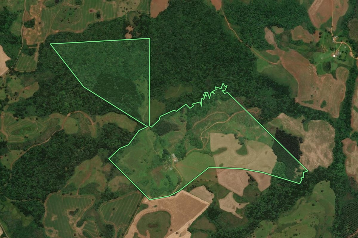 Imagem de satélite do imóvel rural em Lages (SC), com o contorno declarado no CAR desenhado por cima.