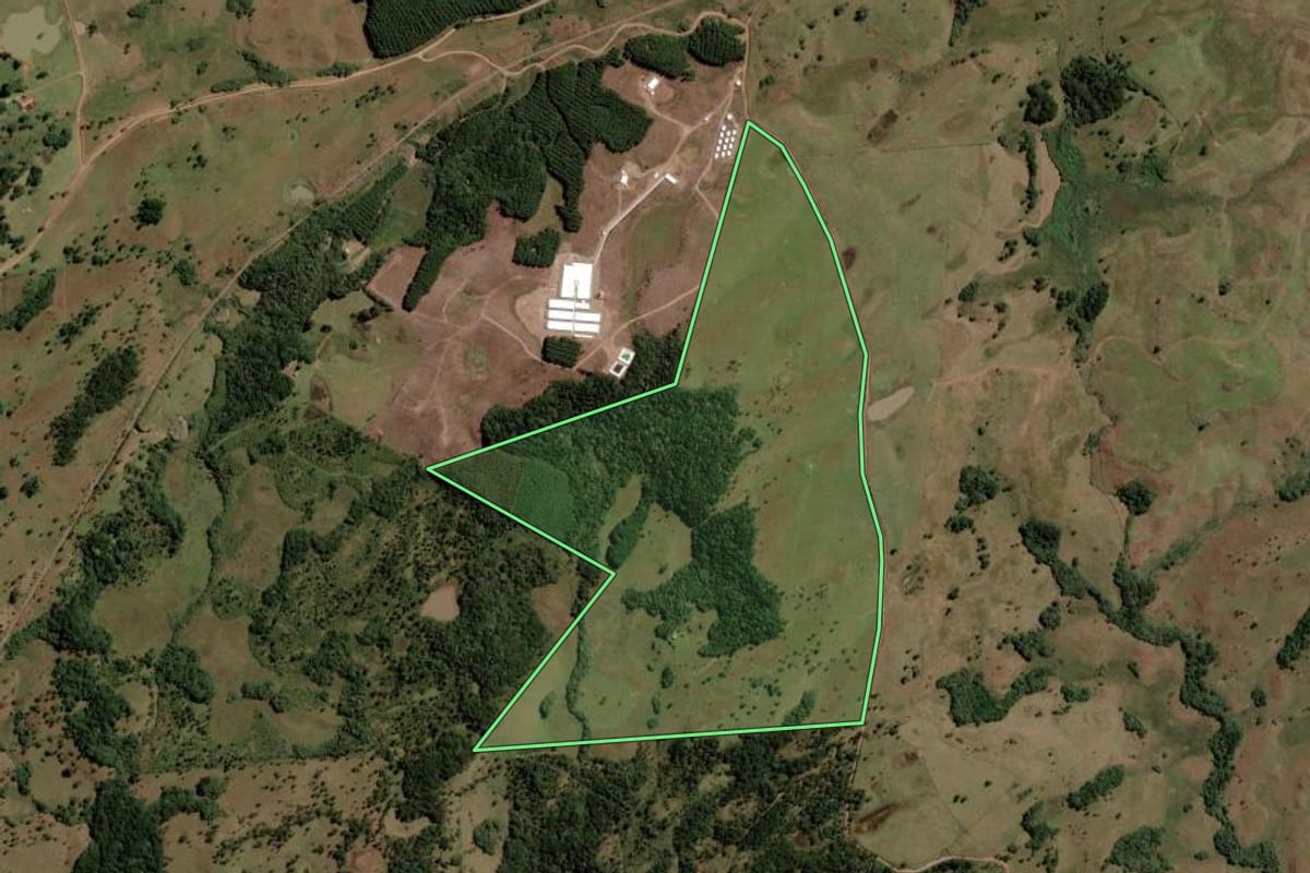 Imagem de satélite do imóvel rural em Lages (SC), com o contorno declarado no CAR desenhado por cima.