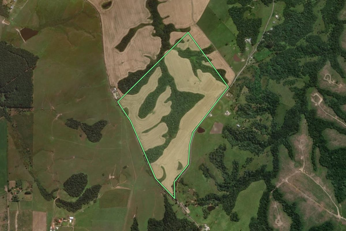 Imagem de satélite do imóvel rural em Lages (SC), com o contorno declarado no CAR desenhado por cima.