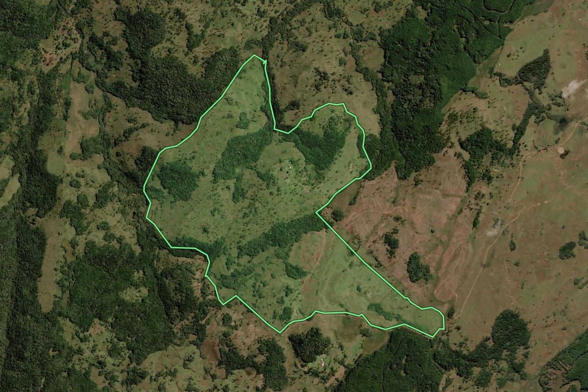 Imagem de satélite do imóvel rural em Lages (SC), com o contorno declarado no CAR desenhado por cima.