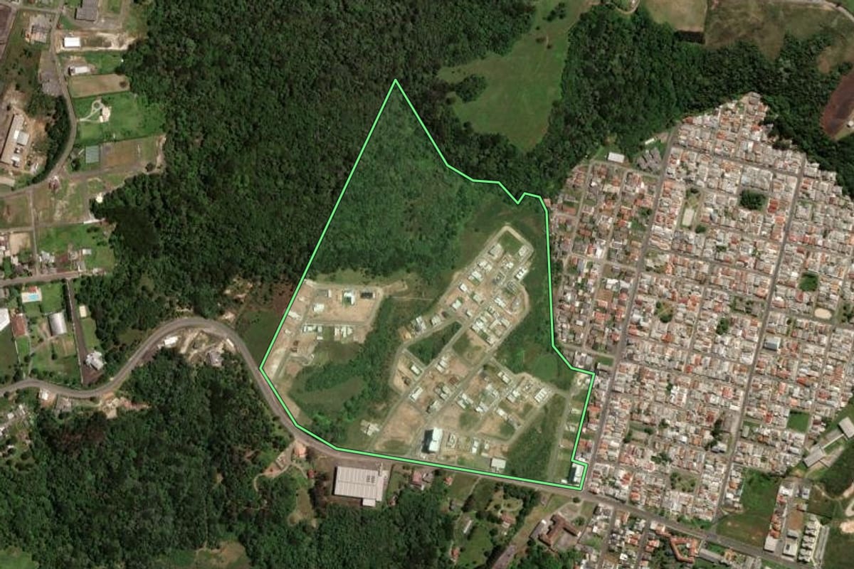 Imagem de satélite do imóvel rural em Lages (SC), com o contorno declarado no CAR desenhado por cima.