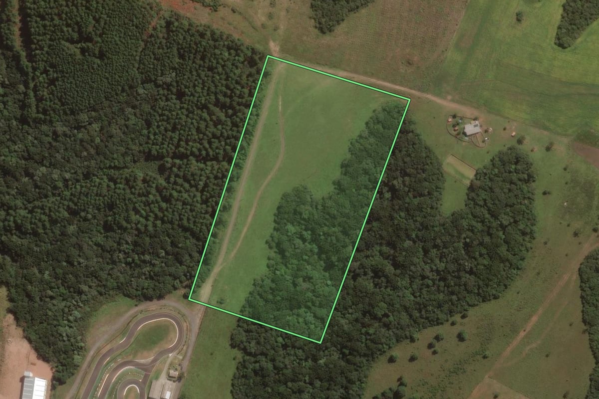 Imagem de satélite do imóvel rural em Lages (SC), com o contorno declarado no CAR desenhado por cima.