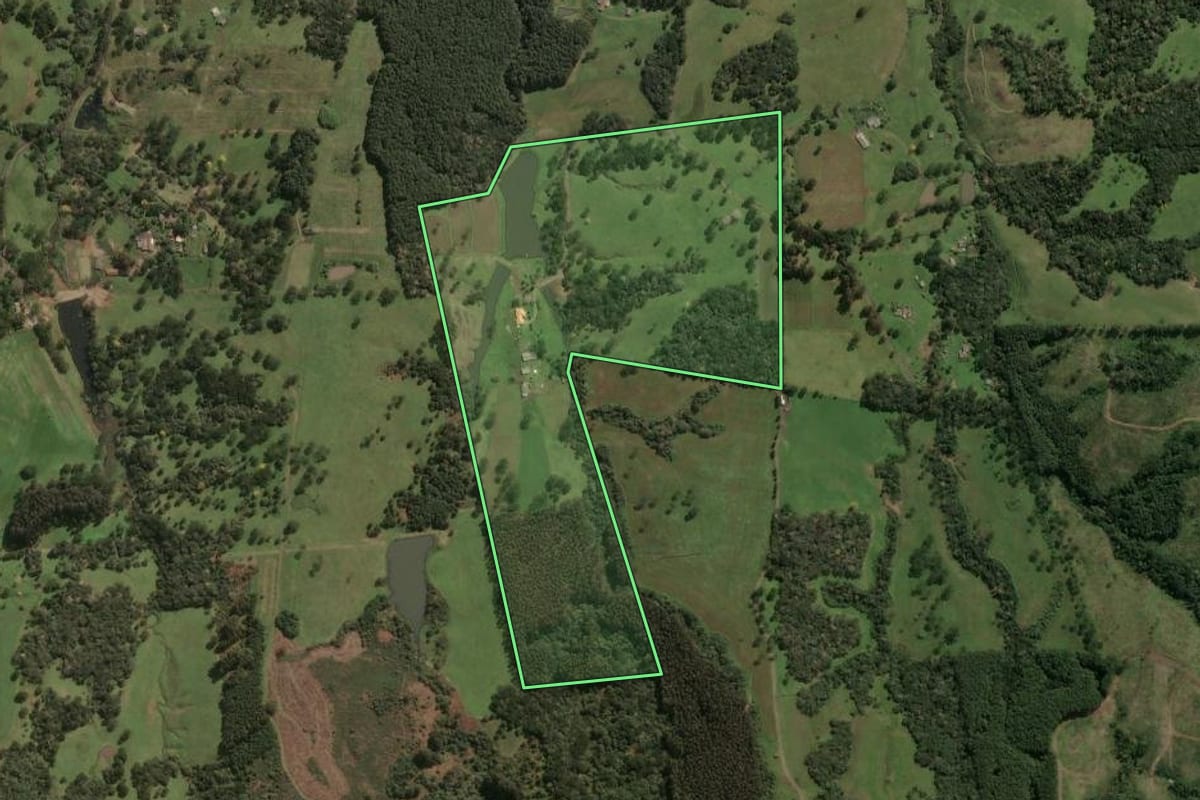 Imagem de satélite do imóvel rural em Lages (SC), com o contorno declarado no CAR desenhado por cima.