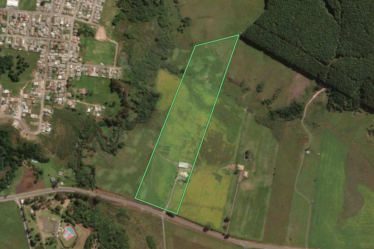 Imagem de satélite do imóvel rural em Lages (SC), com o contorno declarado no CAR desenhado por cima.