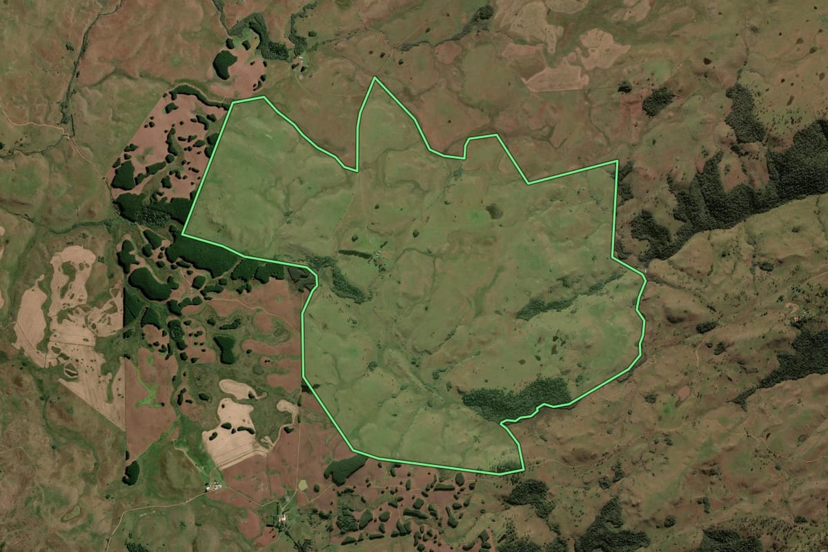 Imagem de satélite do imóvel rural em Lages (SC), com o contorno declarado no CAR desenhado por cima.
