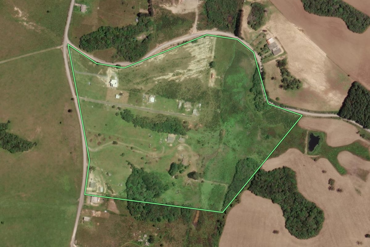 Imagem de satélite do imóvel rural em Lages (SC), com o contorno declarado no CAR desenhado por cima.