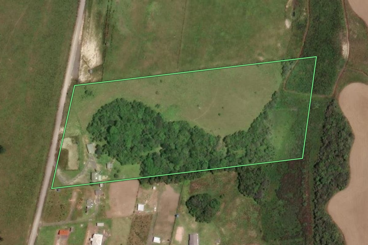 Imagem de satélite do imóvel rural em Lages (SC), com o contorno declarado no CAR desenhado por cima.