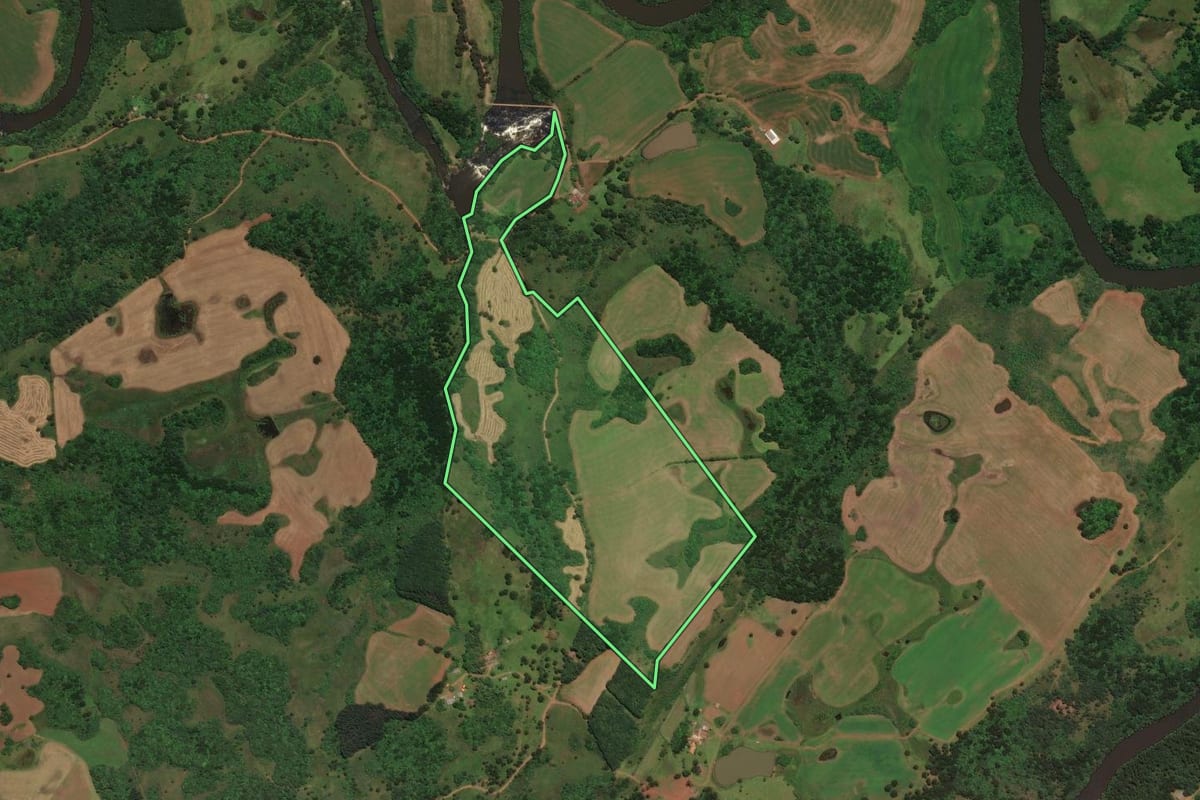Imagem de satélite do imóvel rural em Lages (SC), com o contorno declarado no CAR desenhado por cima.