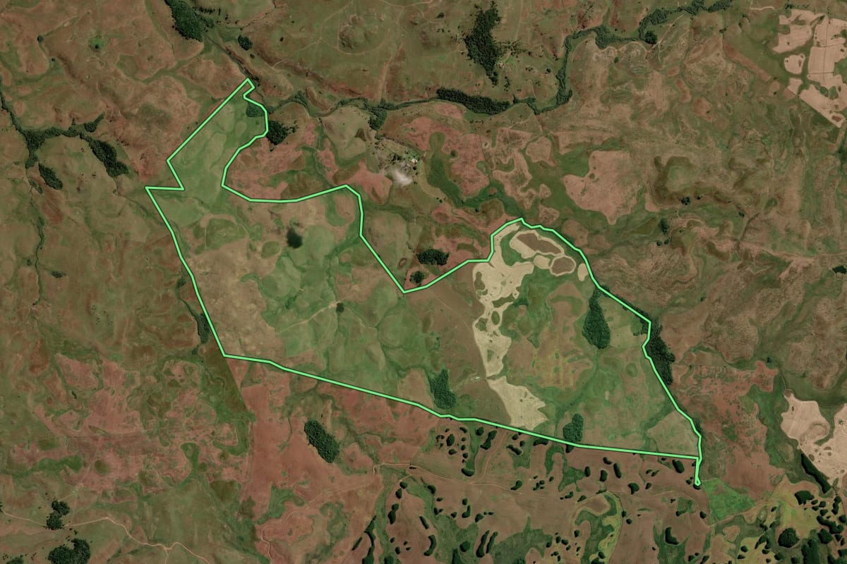 Imagem de satélite do imóvel rural em Lages (SC), com o contorno declarado no CAR desenhado por cima.