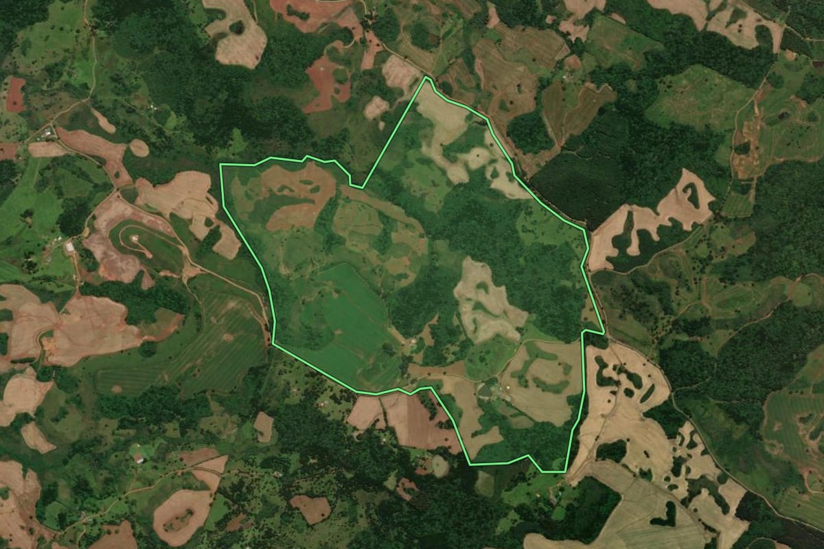 Imagem de satélite do imóvel rural em Lages (SC), com o contorno declarado no CAR desenhado por cima.