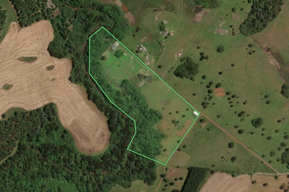 Imagem de satélite do imóvel rural em Lages (SC), com o contorno declarado no CAR desenhado por cima.