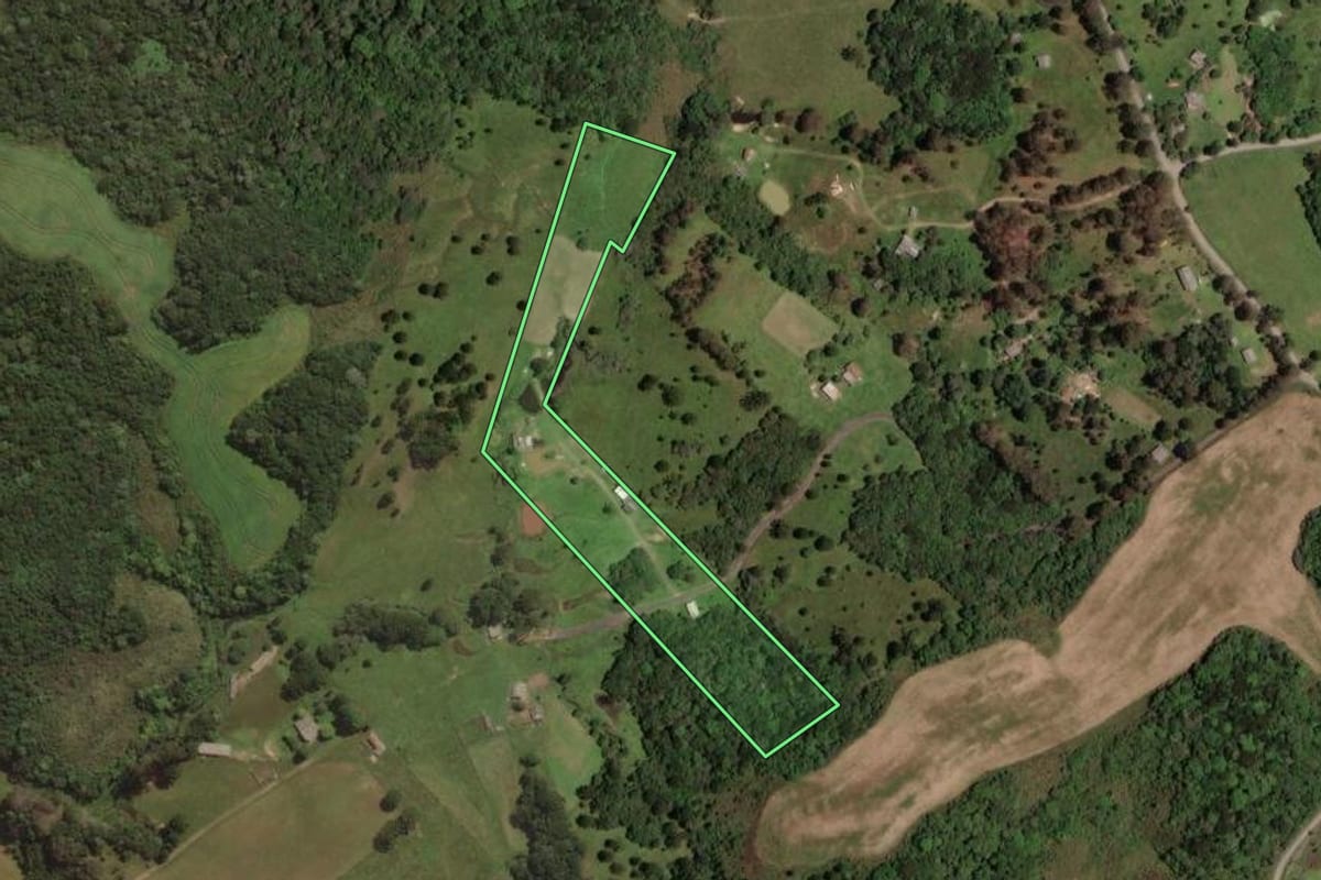 Imagem de satélite do imóvel rural em Lages (SC), com o contorno declarado no CAR desenhado por cima.