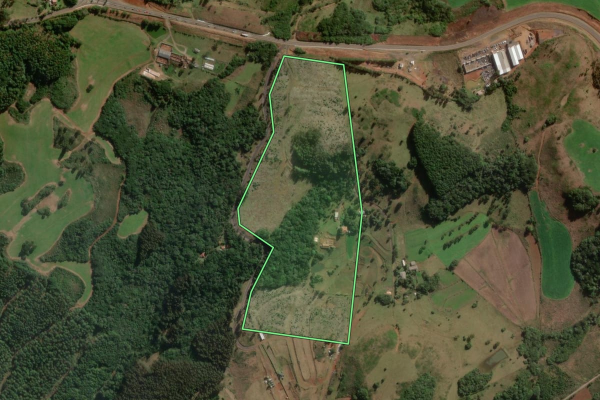Imagem de satélite do imóvel rural em Lages (SC), com o contorno declarado no CAR desenhado por cima.