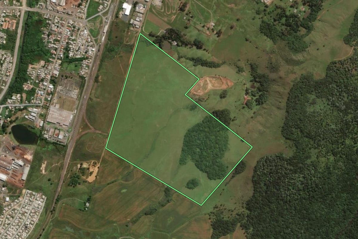 Imagem de satélite do imóvel rural em Lages (SC), com o contorno declarado no CAR desenhado por cima.