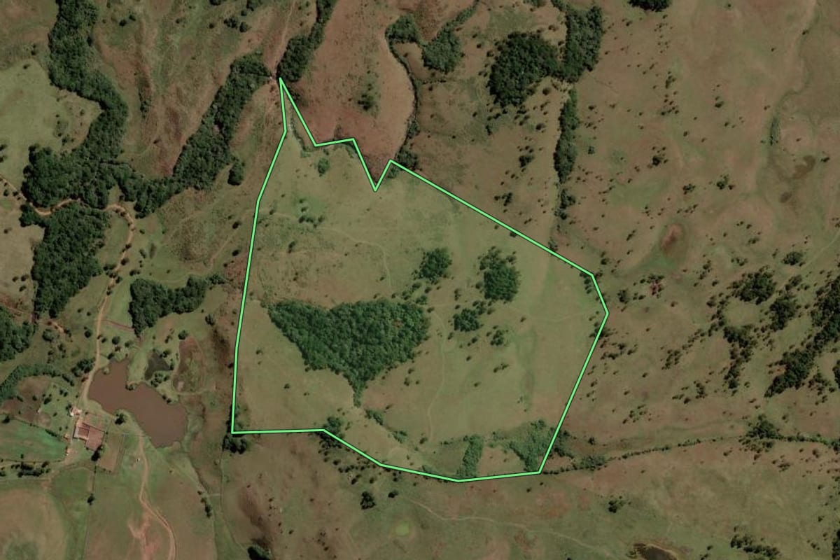 Imagem de satélite do imóvel rural em Lages (SC), com o contorno declarado no CAR desenhado por cima.