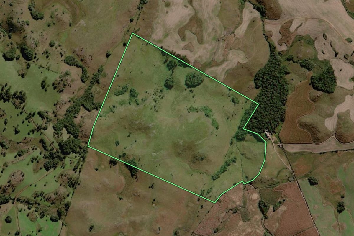 Imagem de satélite do imóvel rural em Lages (SC), com o contorno declarado no CAR desenhado por cima.