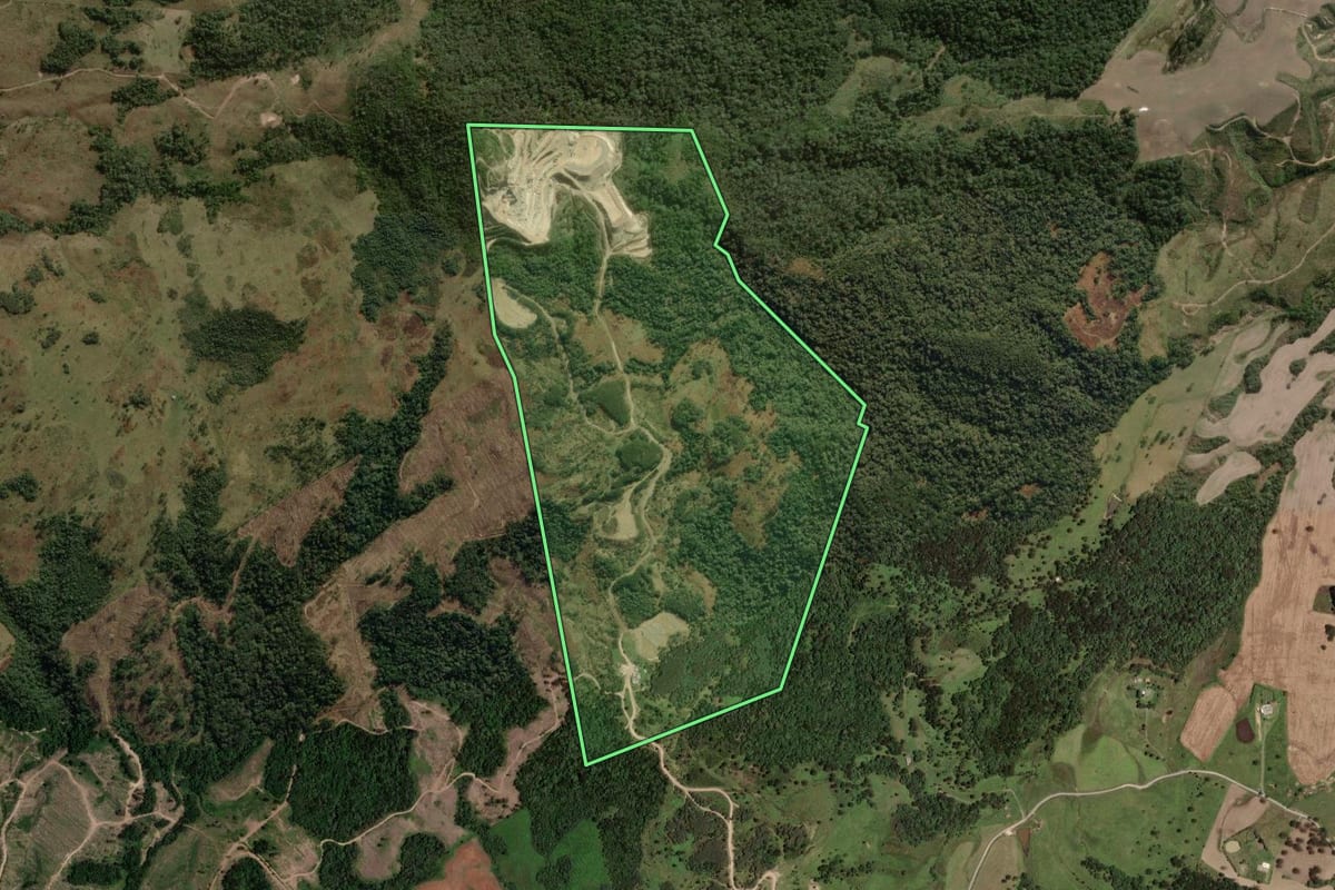 Imagem de satélite do imóvel rural em Lages (SC), com o contorno declarado no CAR desenhado por cima.
