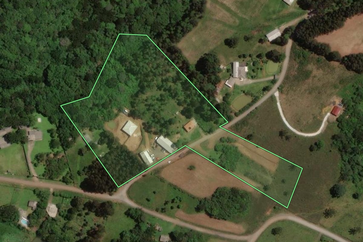 Imagem de satélite do imóvel rural em Lages (SC), com o contorno declarado no CAR desenhado por cima.