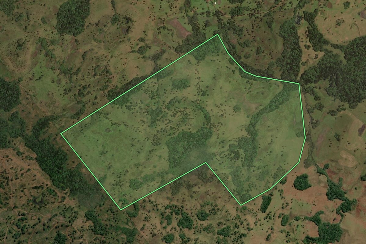 Imagem de satélite do imóvel rural em Lages (SC), com o contorno declarado no CAR desenhado por cima.